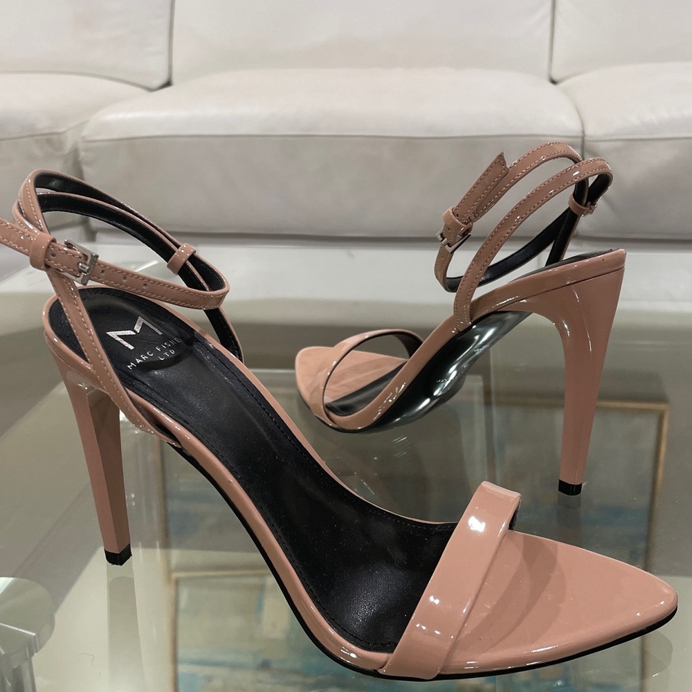 NIB MARC FISHER camel leather tan patent pointed toe ankle strap 4.5” open heels